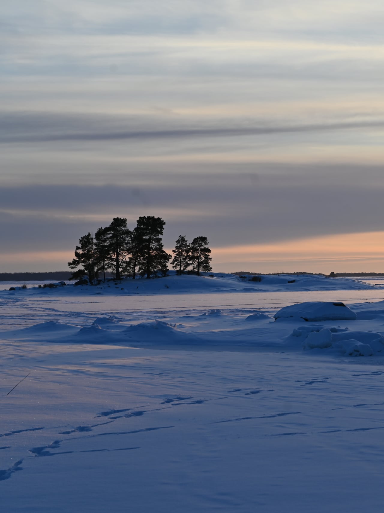 Saari jäätyneellä järvellä.