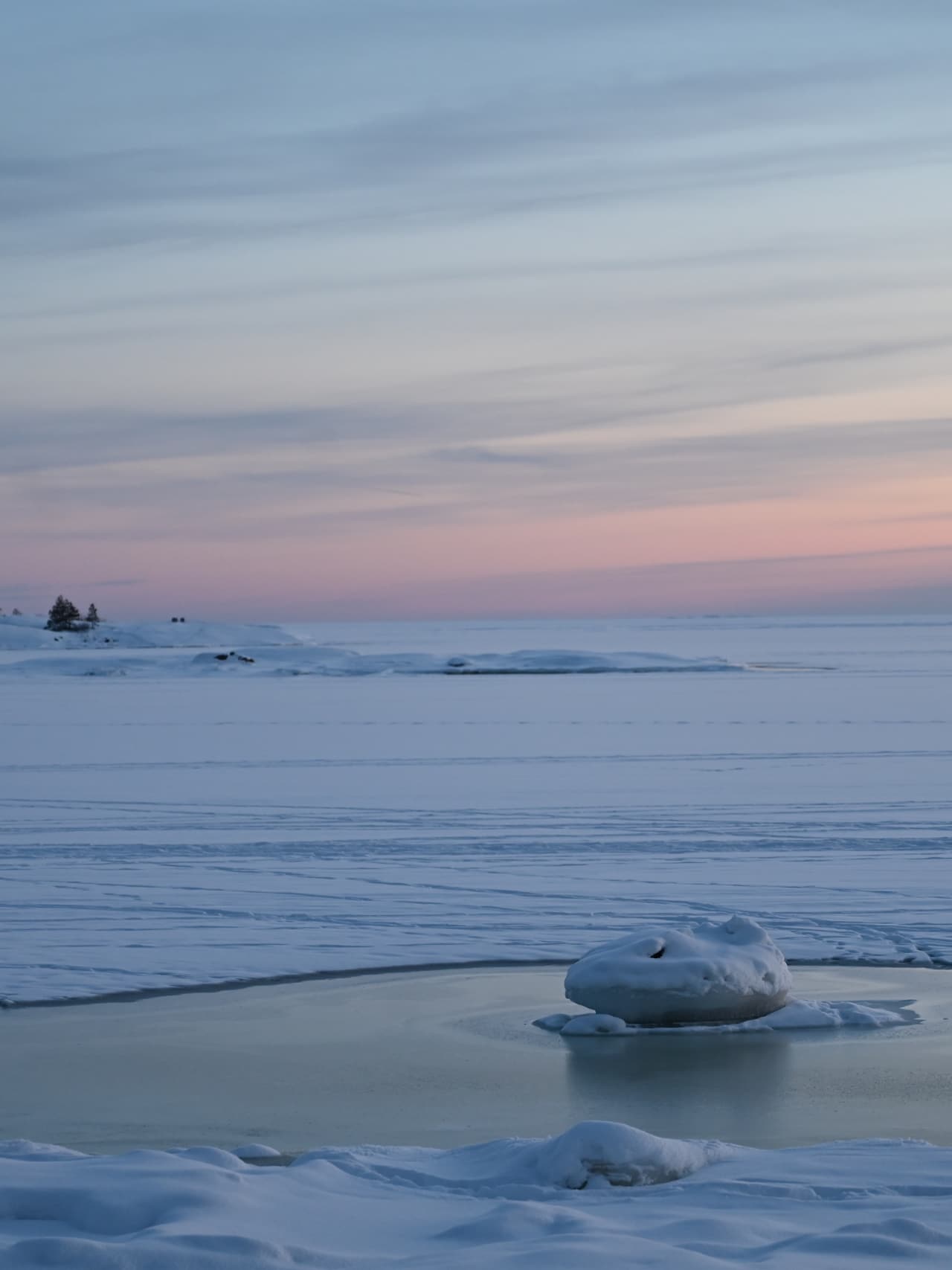 Jäätynyt avanto järvellä.